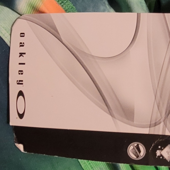 Oakley tank top with build in sports bra - Picture 5 of 7